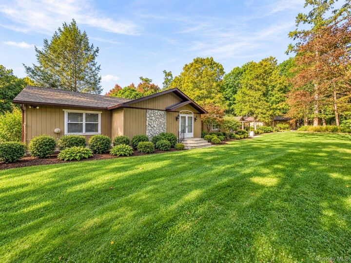 Property Photo:  401 Ruskey Lane  NY 12538 