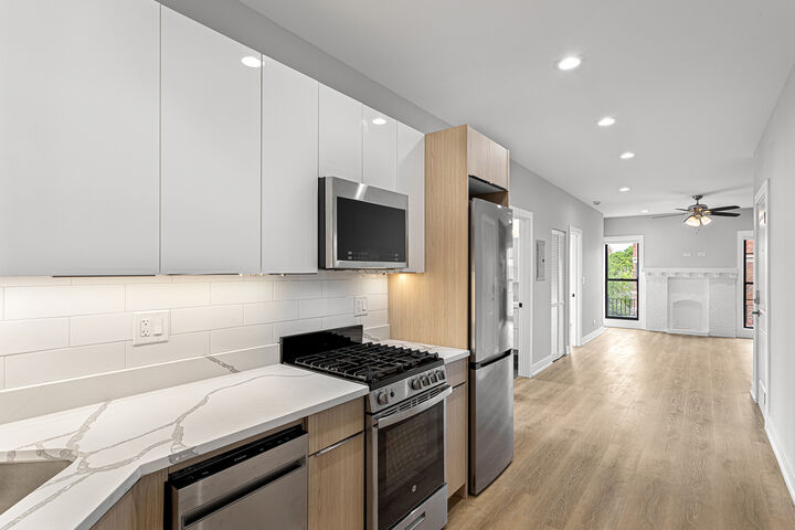 Property Photo:  1655 W Jonquil Terrace 34  IL 60626 