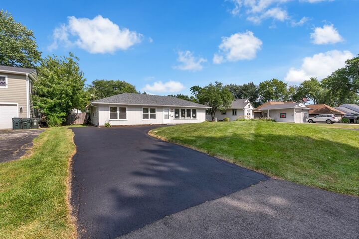 Property Photo:  727 Skyline Drive  IL 60010 
