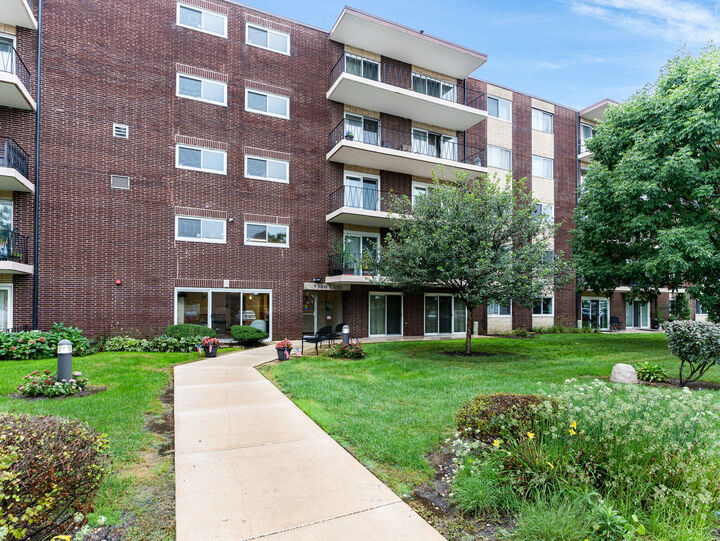 Property Photo: 5300 Walnut Avenue 17A IL 60515