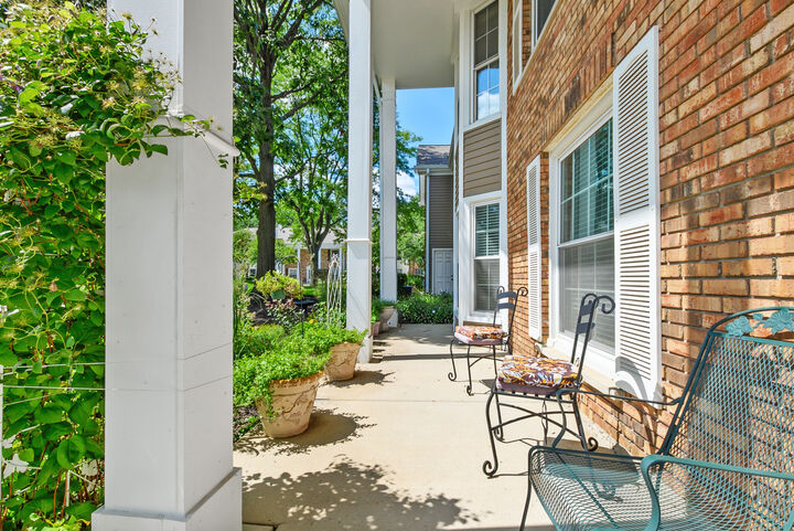 Property Photo: 1105 Spring Garden Circle 5 IL 60563