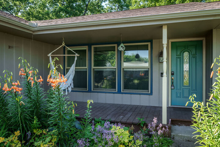Property Photo:  