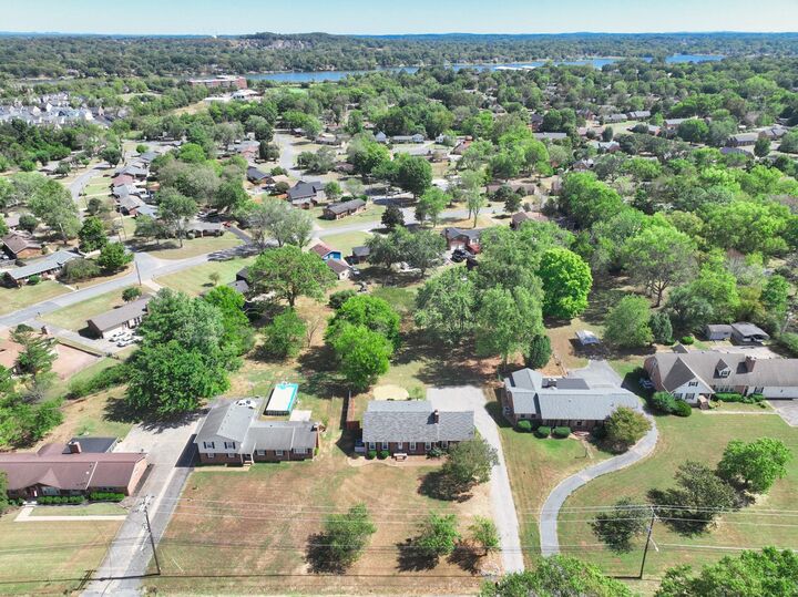 Property Photo: 427 Walton Ferry Rd TN 37075