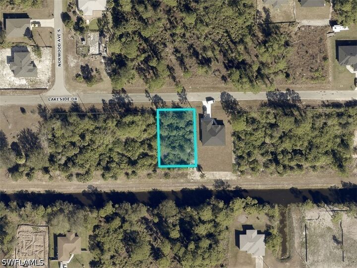 Property Photo: 1012 Lakeside Drive FL 33974