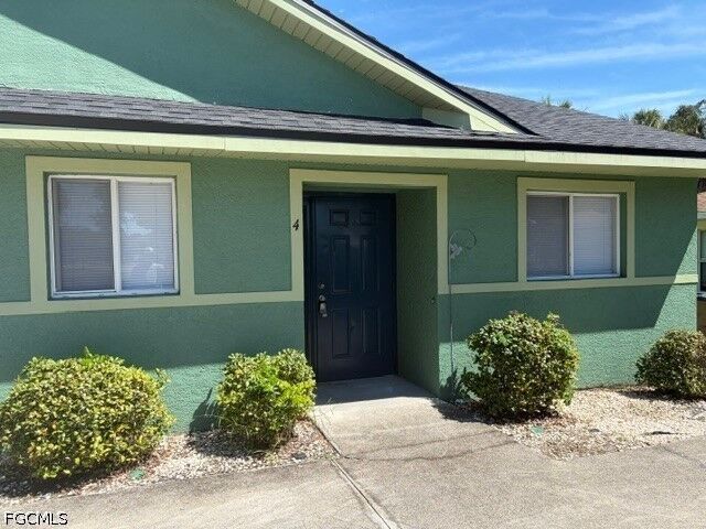 Property Photo:  707 SE 24th Avenue 4  FL 33990 