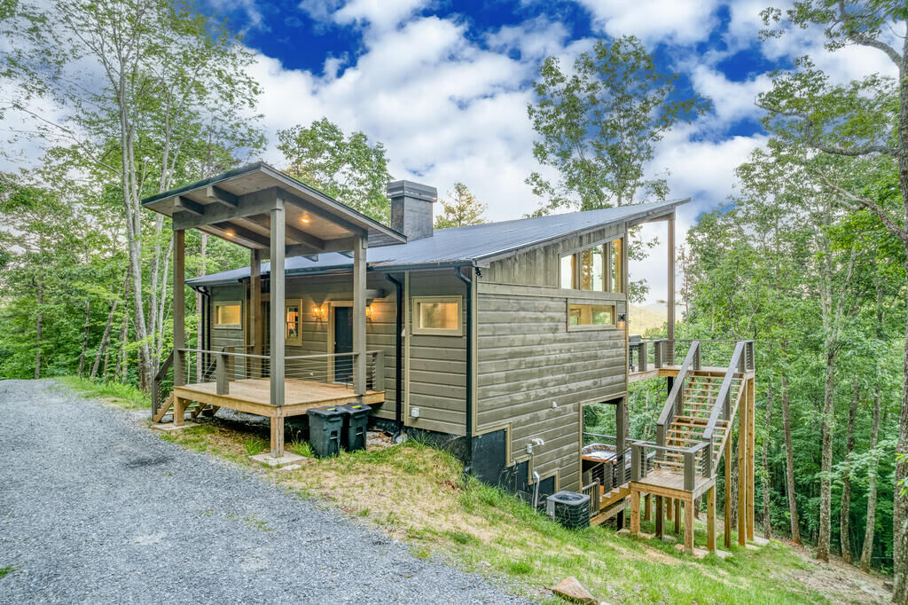 Property Photo:  281 Raintree Bend  GA 30513 