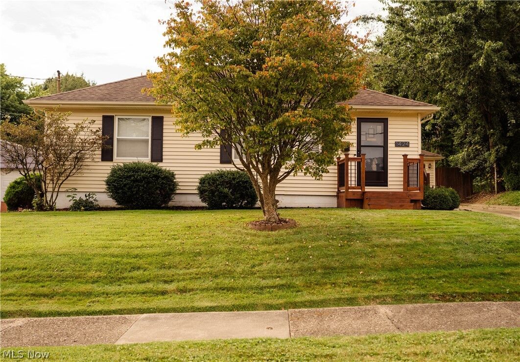 Property Photo: 1424 Maple Street OH 44203