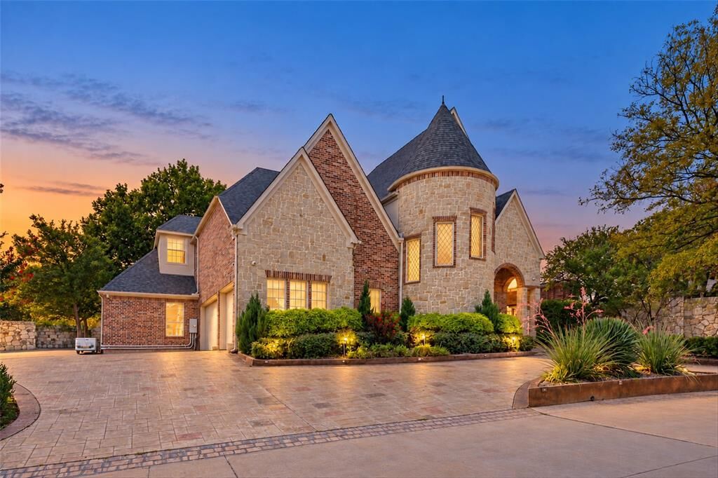 Property Photo:  1900 Wilder Lane  TX 76006 