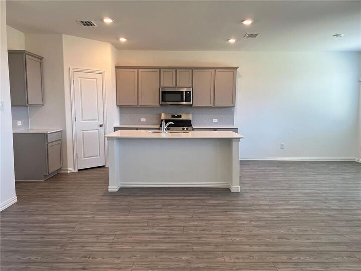 Property Photo:  7213 Crepe Myrtle Avenue  TX 75071 
