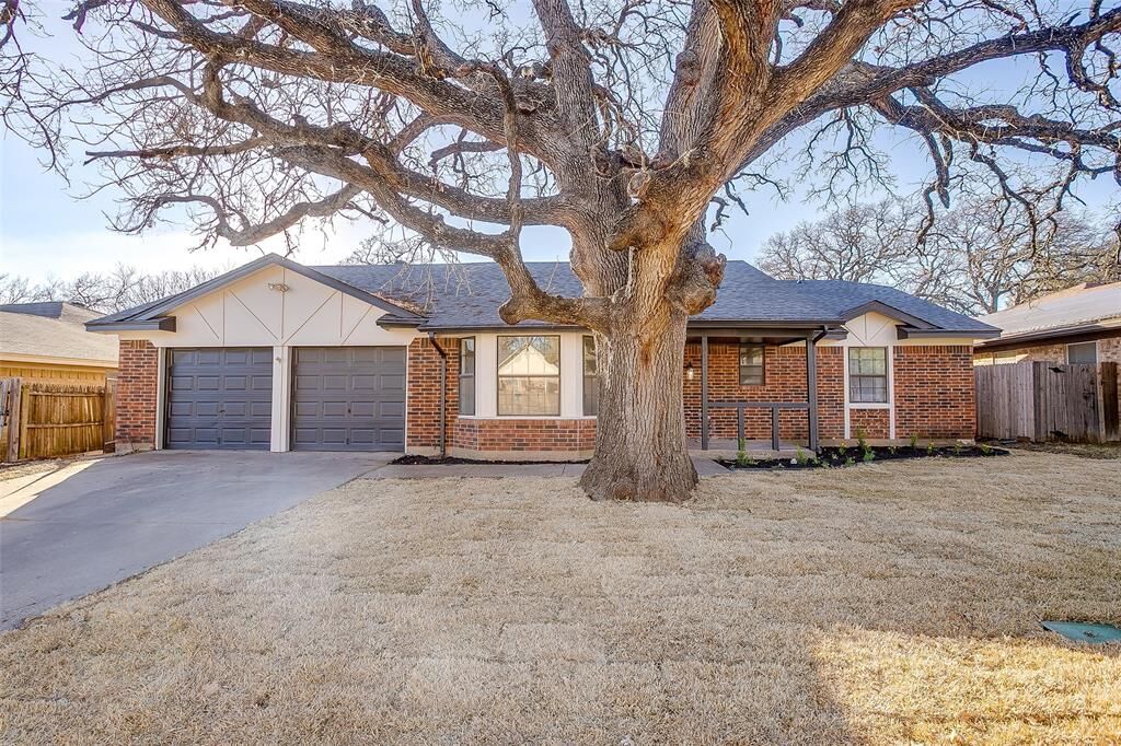 Property Photo:  2421 Meadow View  TX 76021 