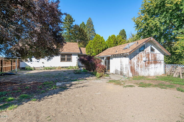 Property Photo: 2357 Ross Lane OR 97501