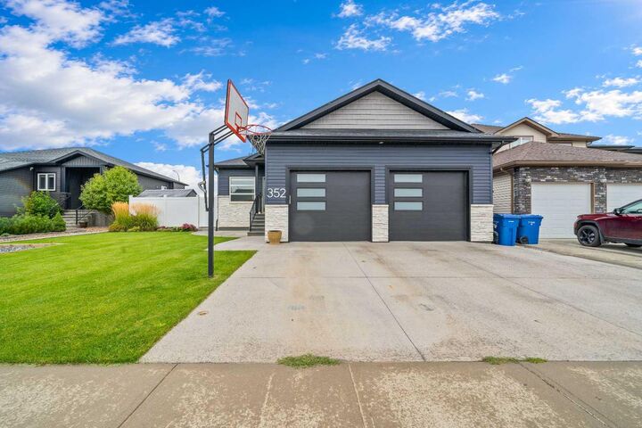 Property Photo:  352 Somerside Crescent SE  AB T1B 0N3 