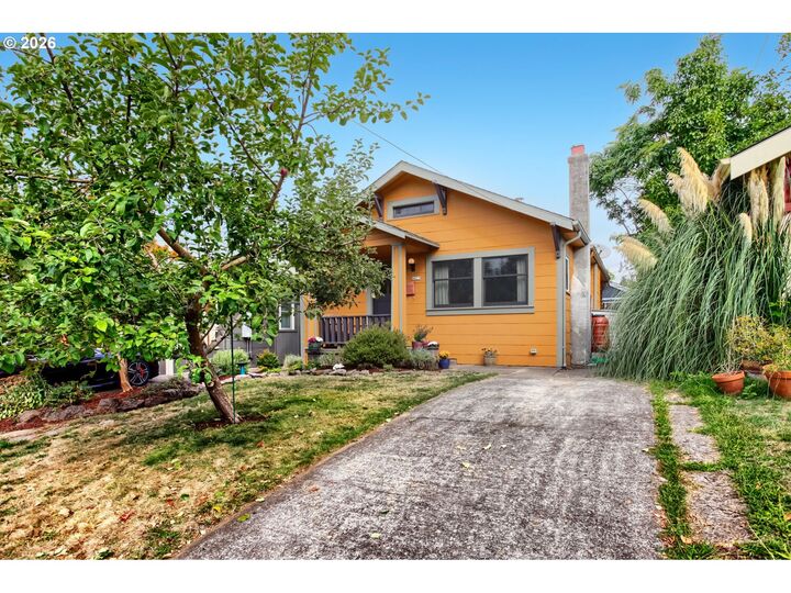 Property Photo:  4829 SE Sherman St  OR 97215 
