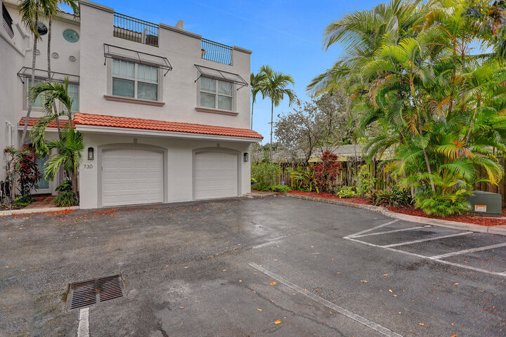 Property Photo:  728 NE 7th Avenue  FL 33304 