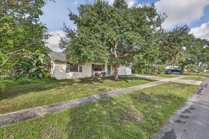 Property Photo:  1209 NW 8th Street  FL 33426 