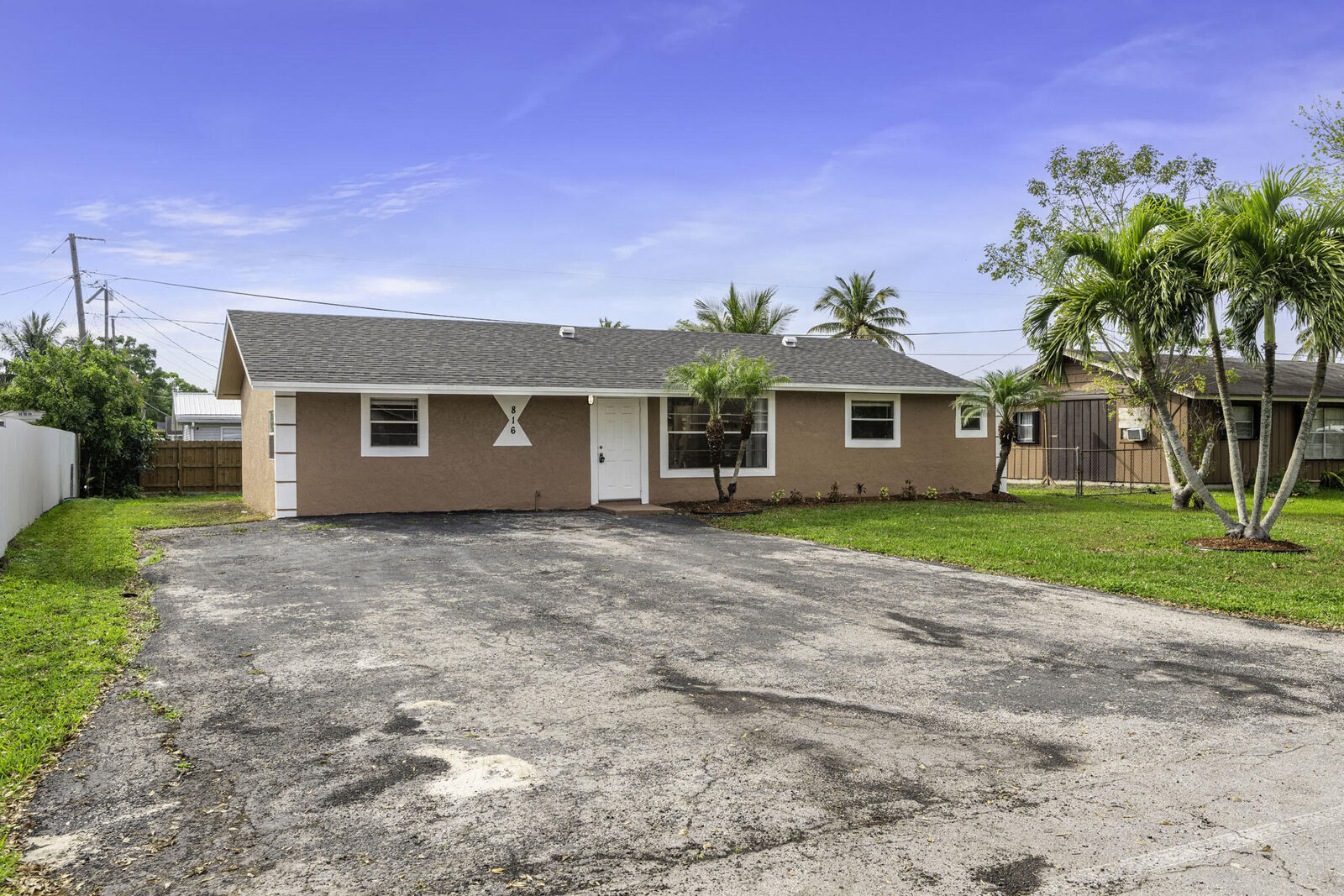Property Photo:  816 NE 22nd Street  FL 33430 
