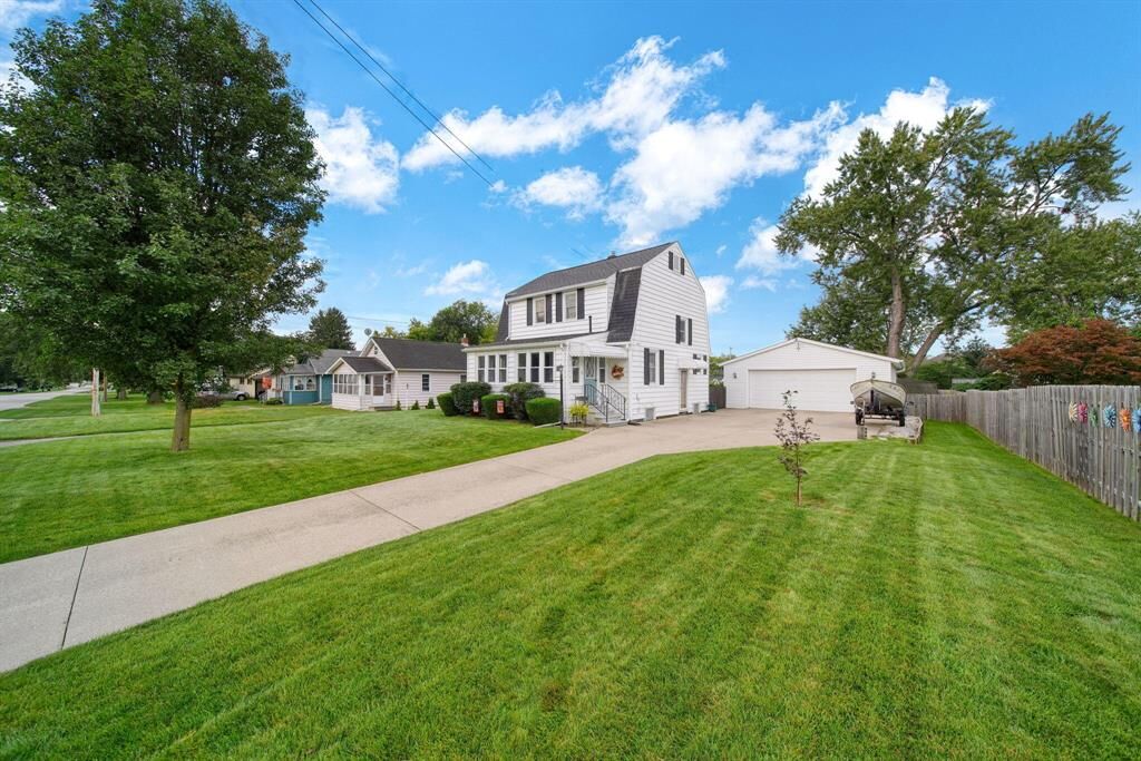 Property Photo:  826 Concord Boulevard  MI 49202 