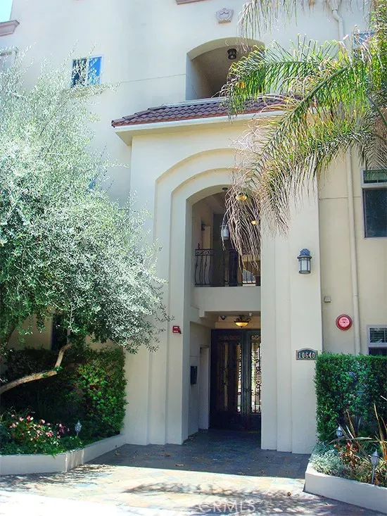 Property Photo:  10640 Woodbridge Street 204  CA 91602 