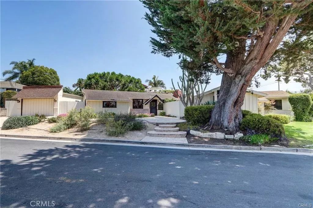 Property Photo:  307 Avenida Sierra  CA 92672 