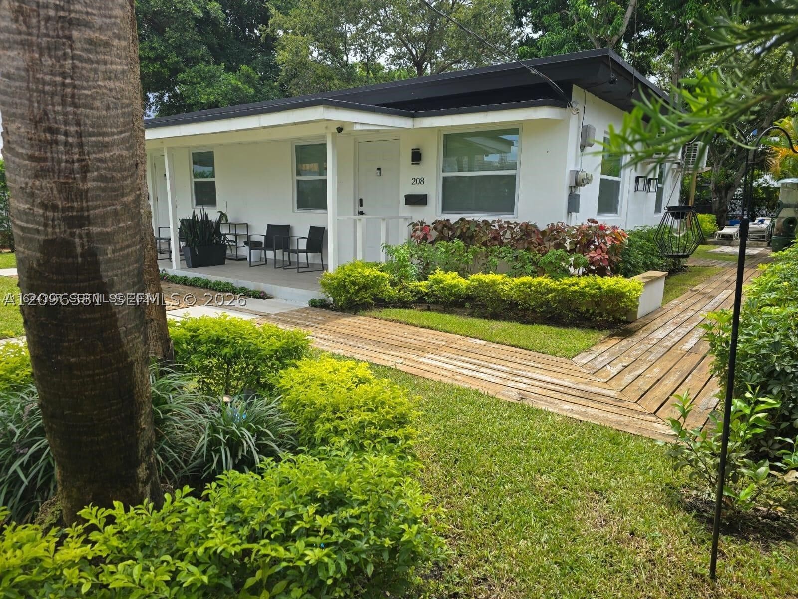 Property Photo: 208 SE 4th St 1-2 FL 33009