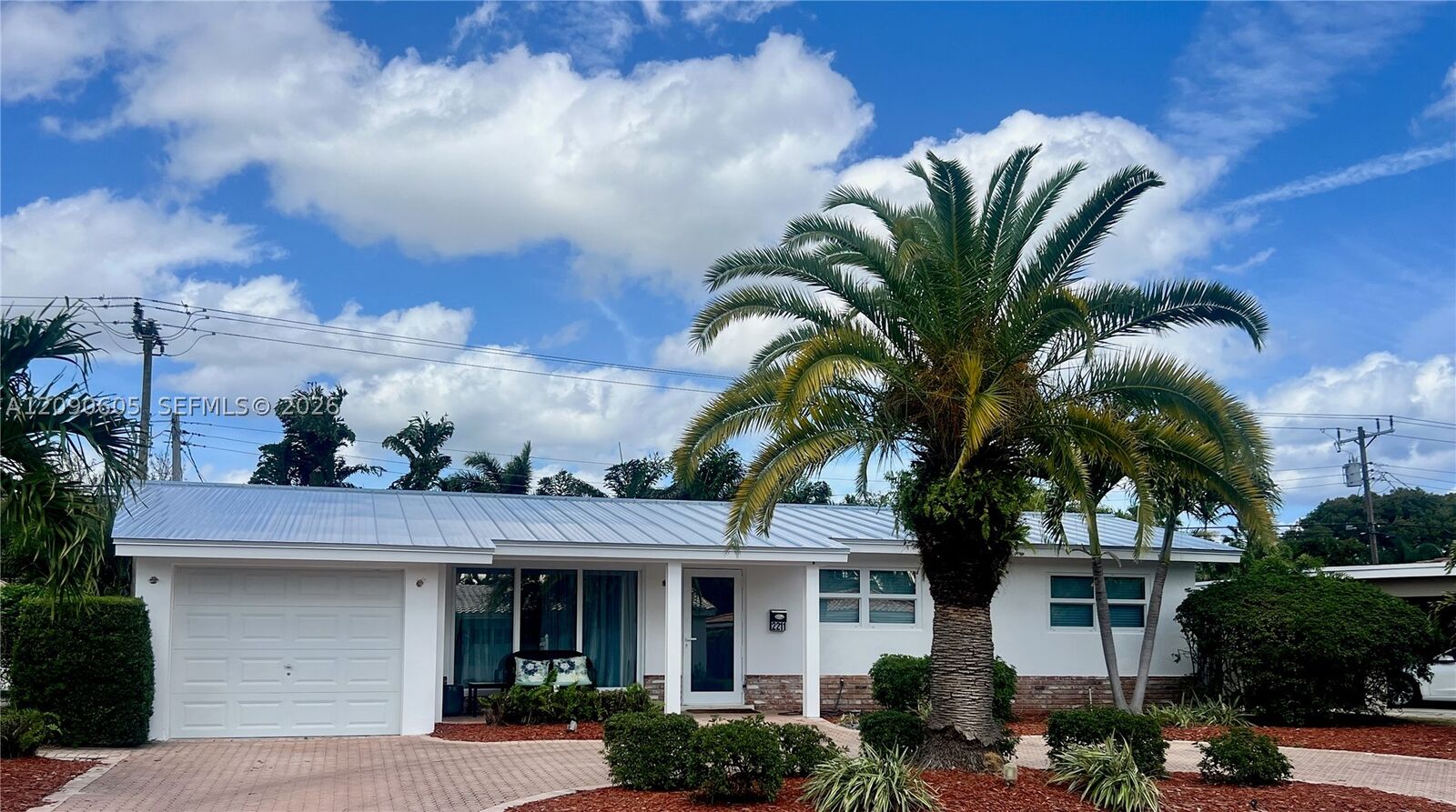 Property Photo:  2211 NE 61st Ct  FL 33308 