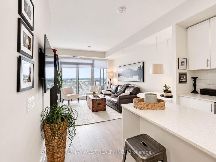 Property Photo:  9000 Jane Street 1019  ON L4K 0M6 