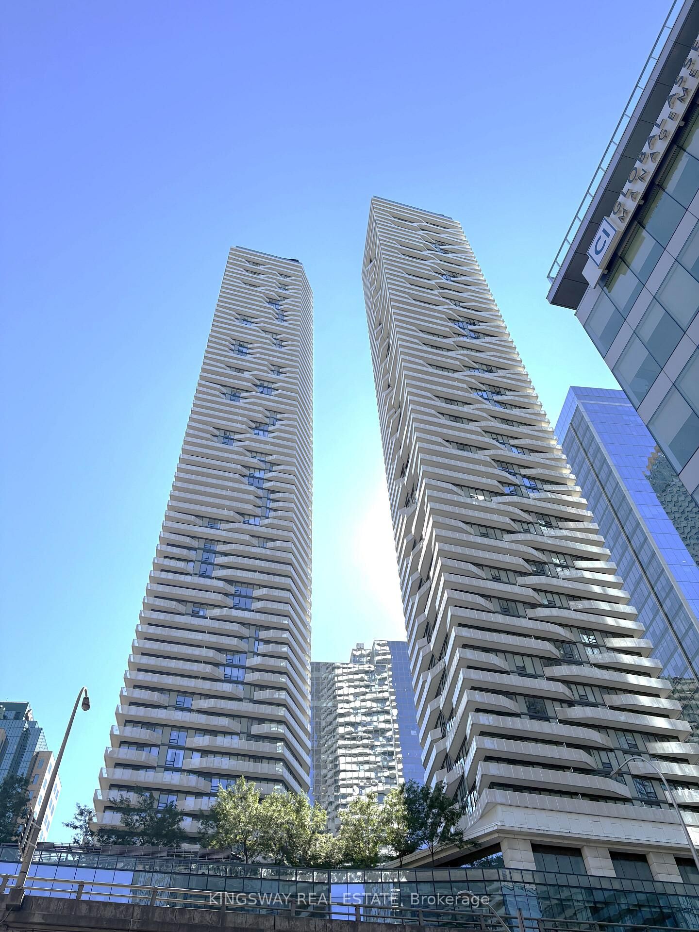 Property Photo: 88 Harbour Street 5004 ON M5J 0C3