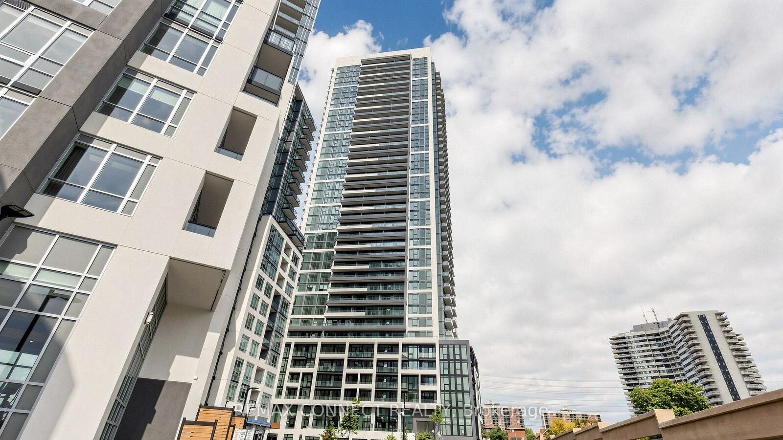 Property Photo:  209 Steeles Avenue W 2107  ON L6Y 0B5 