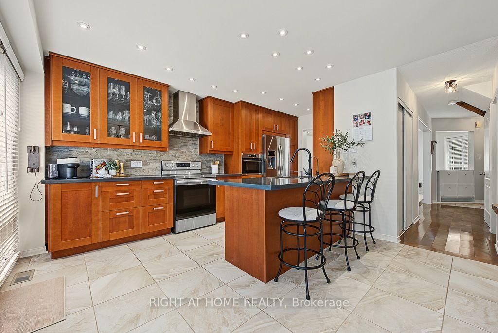 Property Photo:  3829 Craighurst Avenue  ON L5N 6T7 
