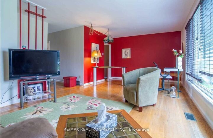 Property Photo:  19 Wenderly Drive  ON L4G 1V2 
