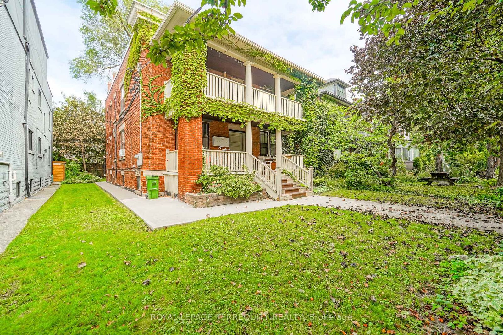 Property Photo:  8 Thorncliffe Avenue 6  ON M4K 1V5 