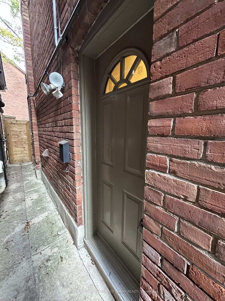 Property Photo:  63 Hilton Avenue  ON M5R 3E5 