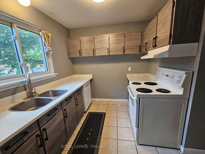 Property Photo:  358 Homestead Court 7  ON N6G 2E9 