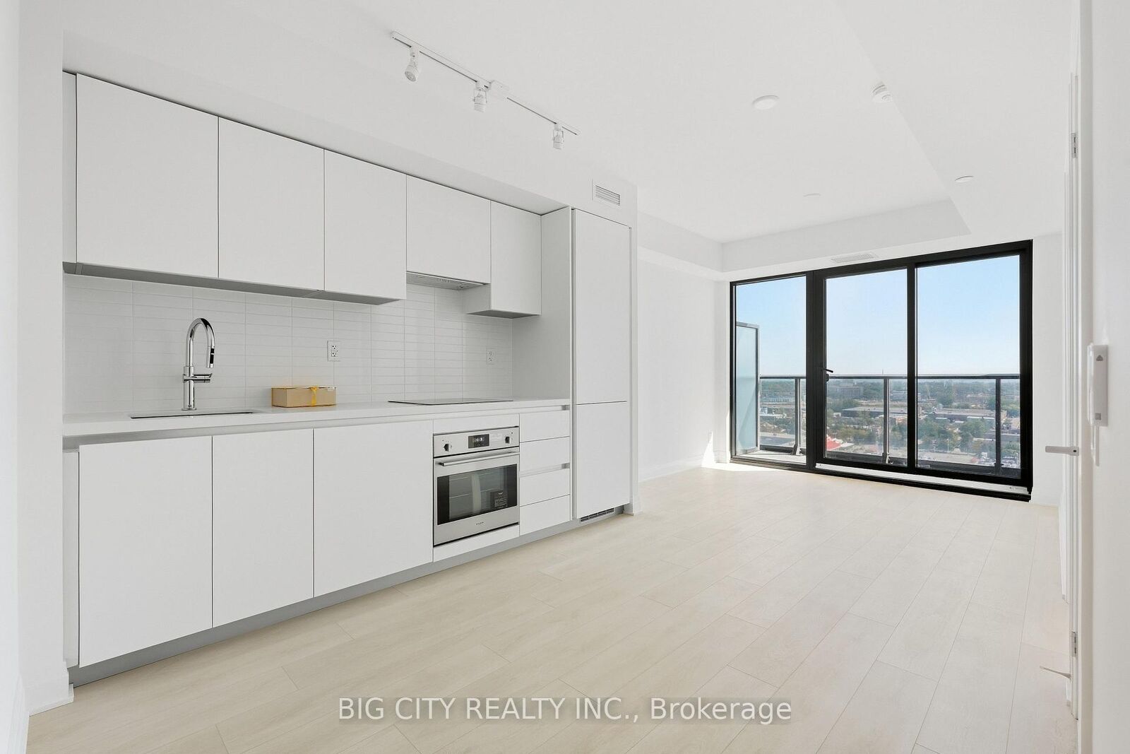 Property Photo:  25 Frederick Todd Way 1801  ON M4G 4E8 