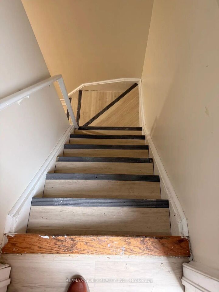 Property Photo:  9 Dunlop Court Bsmt  ON L6X 4Z8 