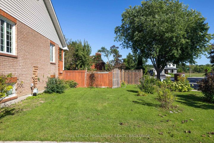 Property Photo:  662 Millbrook Crescent  ON K7M 7Z8 