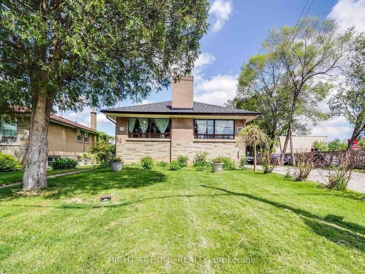 Property Photo:  17 Bryant Street Bast  ON M3H 4Z8 