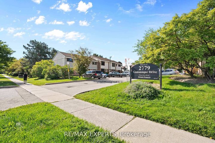 Property Photo:  2779 Gananoque Drive 35  ON L5N 2E4 