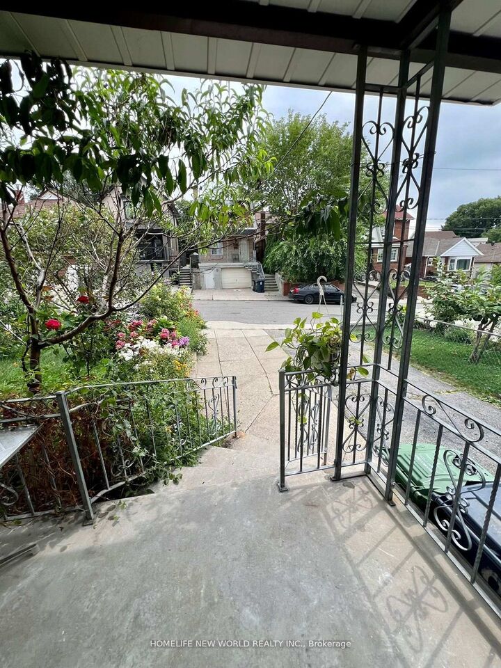 Property Photo:  354 Kane Avenue Main  ON M6M 3P4 