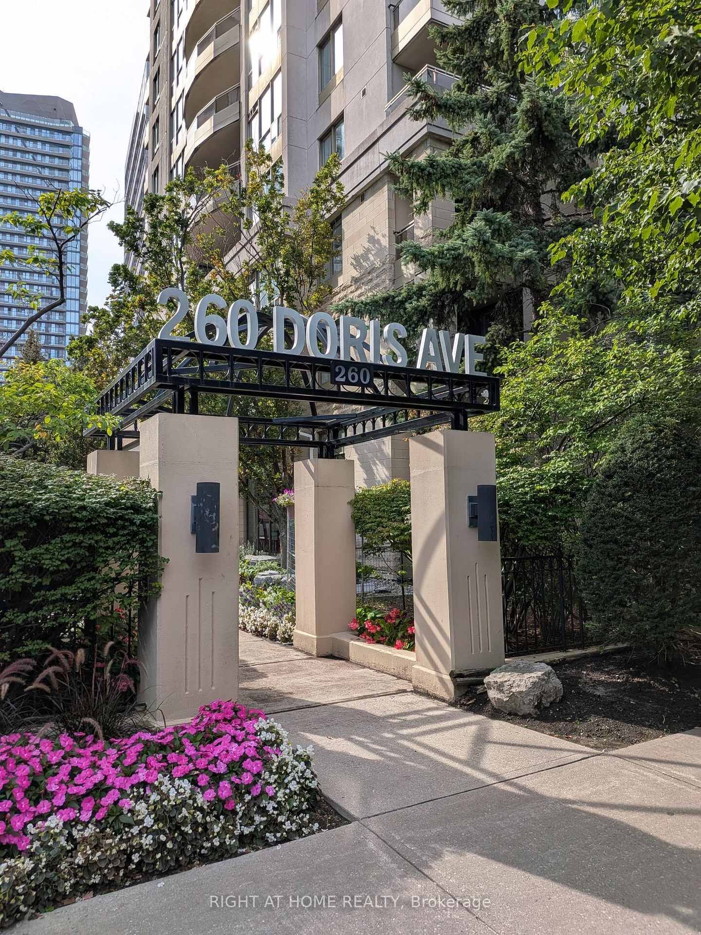 Property Photo:  260 Doris Avenue 305  ON M2N 6X9 