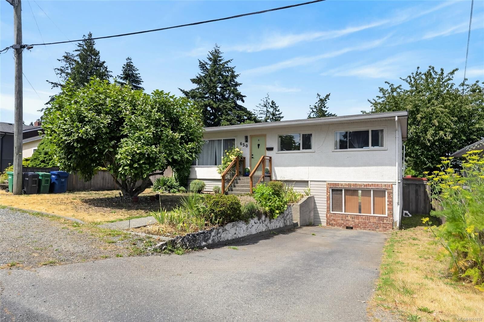 Property Photo:  650 Hunter St  BC V9S 1R1 