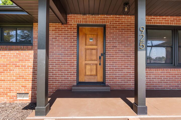 Property Photo:  925 E 6th Street  AR 72653 