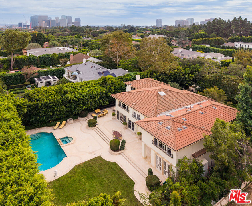 Property Photo:  916 N Whittier Dr  CA 90210 