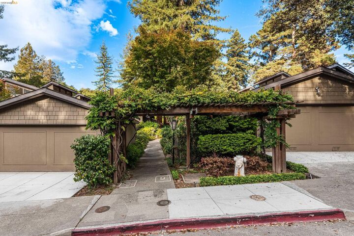 Property Photo: 2 Clarewood Mall CA 94618