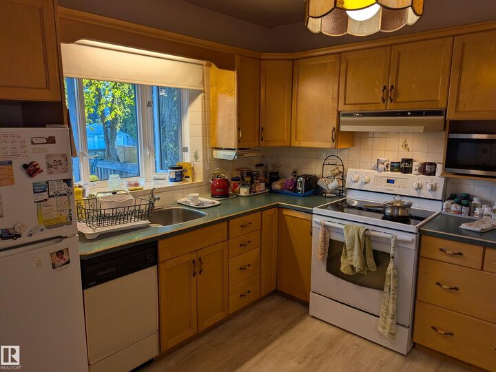 Property Photo:  10965 76 Avenue NW  AB T6G 0J6 