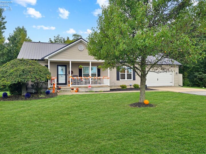 Property Photo:  122 Trent Ct  OH 43410 