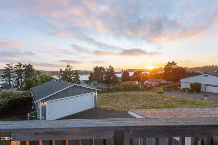 Property Photo:  821 SE Vista Drive  OR 97365 