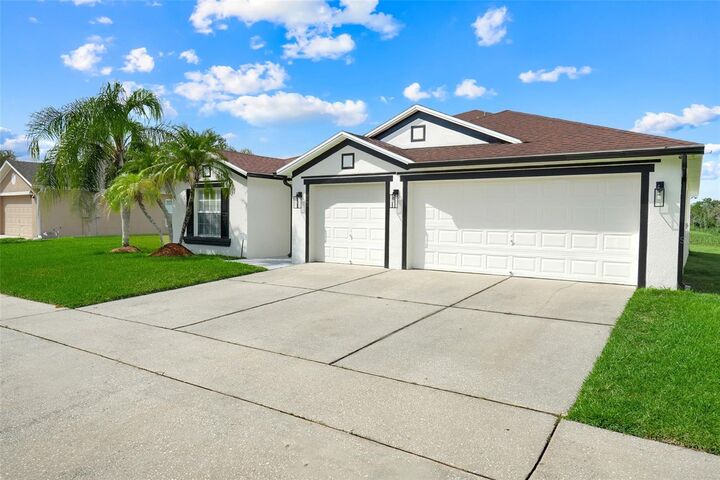 Property Photo: 831 Belhaven Dr FL 32828