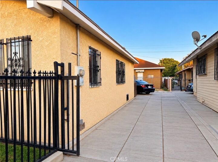 Property Photo: 4267 Menlo CA 90037