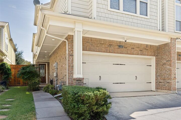 Property Photo: 1142 N Bishop Avenue TX 75208